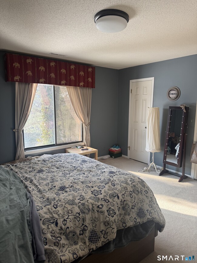 Building Photo - 8 Crossroads Ln