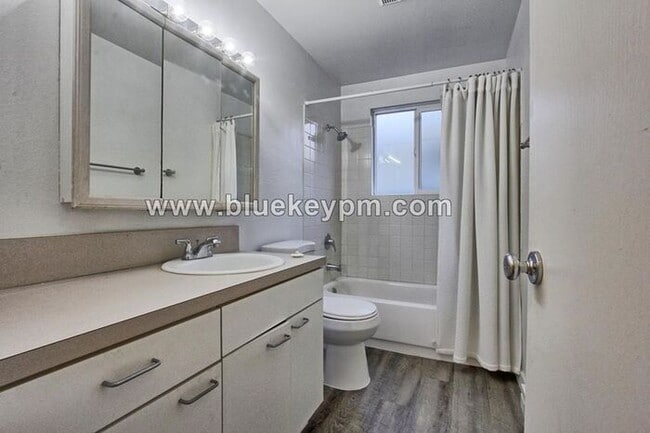 Building Photo - 2 Bed, 1 Bath Duplex with Fully Fenced Yard at SE Holgate Blvd and SE 70th Ave