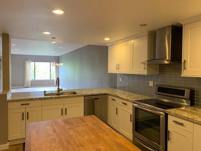 Building Photo - 440 Cesano Ct