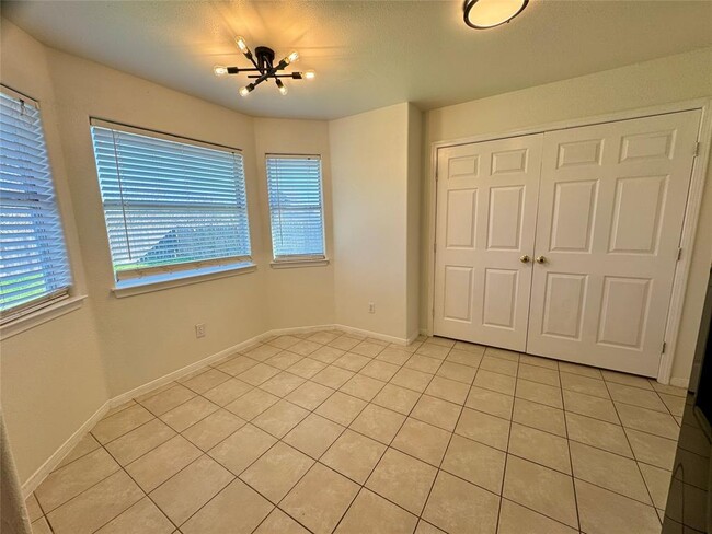 Building Photo - 710 Honeysuckle Dr