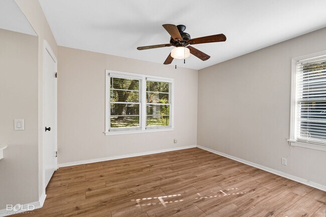 Building Photo - Cute 3 Bedroom 1.5 Bath