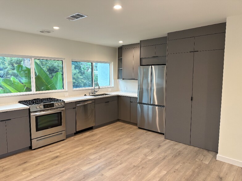 Building Photo - 2021 Beachwood Dr