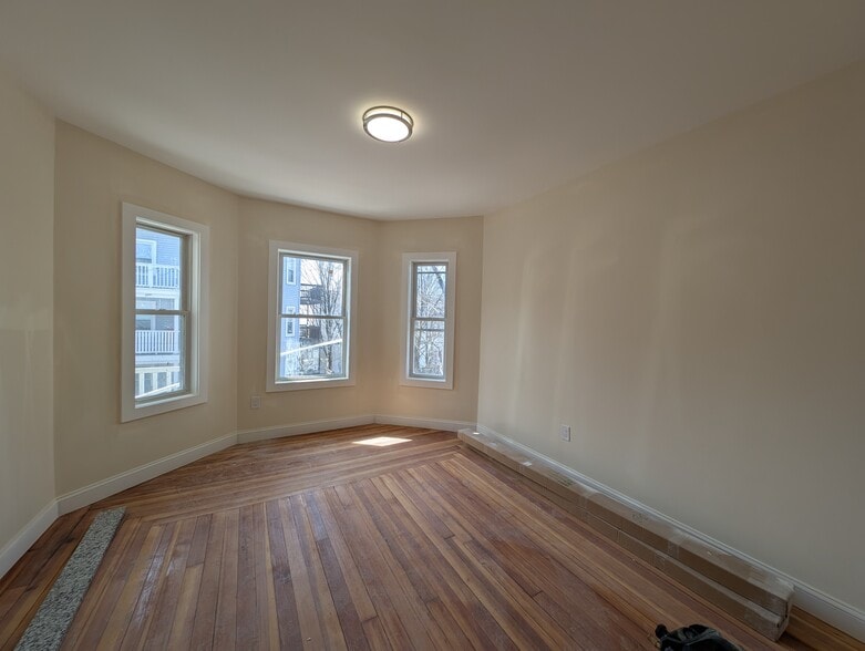 Building Photo - 5 Lowell Cir