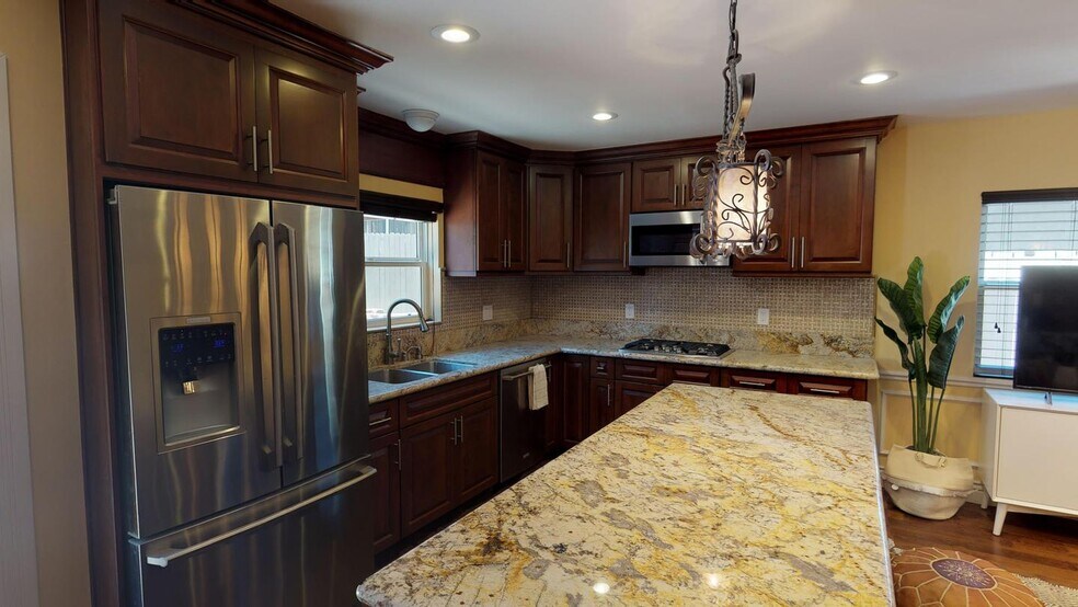 Building Photo - 2070 Rosecrans St