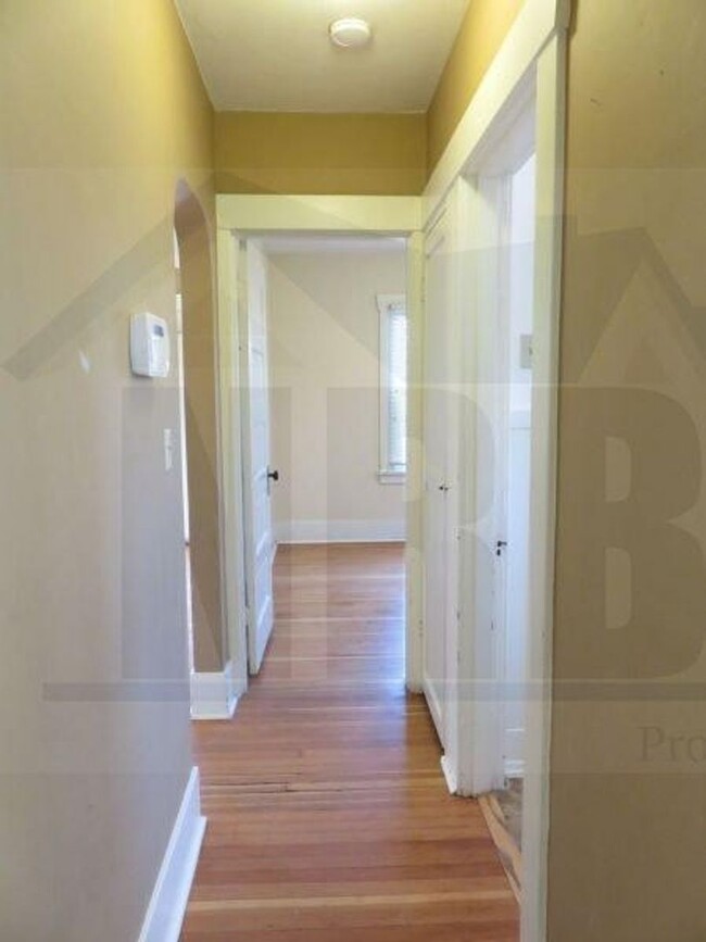 Building Photo - Stunning 2 bd 1 ba House with a basement a...