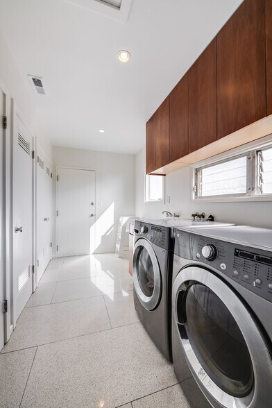 Building Photo - 2431 Carman Crest Dr