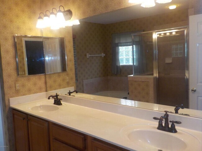 Building Photo - Charming 3 bedroom, 2.5 bath home in Oakle...