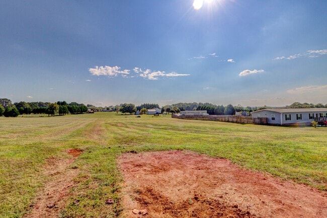 Building Photo - 3569 Oakdale Dr