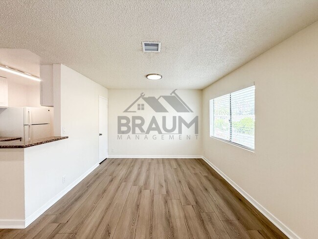 Building Photo - 14801 Delano St