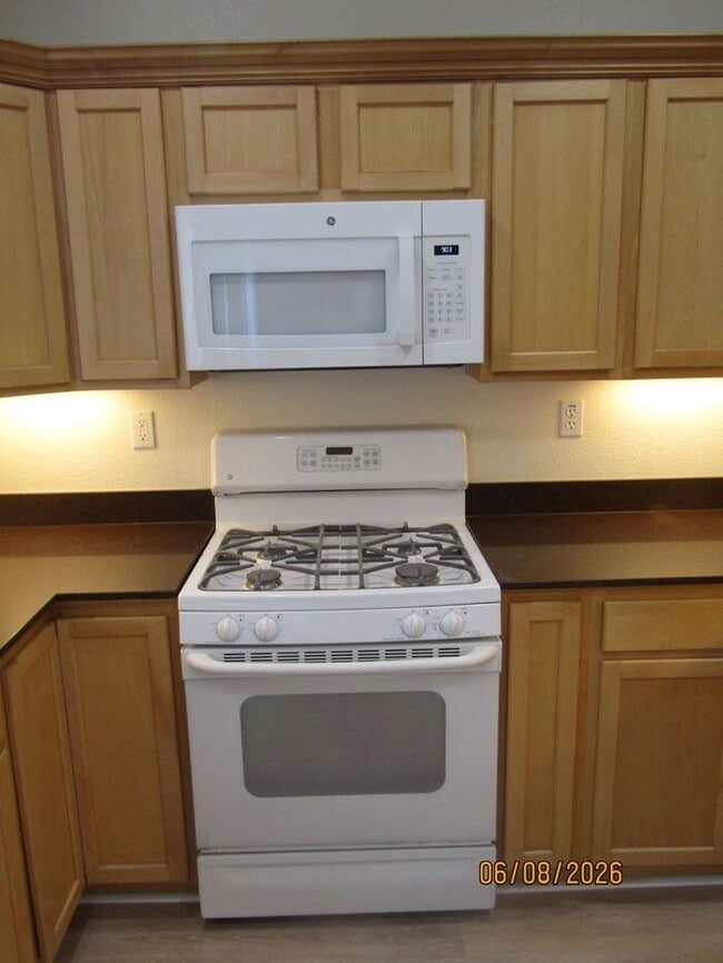 Building Photo - Great 3 bed 2.5 bath single family home in Windsor! Brand New Flooring and Paint!