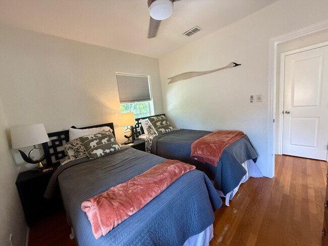 Building Photo - Fully furnished 1/1 Apartment Old NE