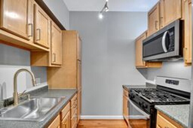 Building Photo - Fabulous 2BR/1BA Top Floor Condo in Grosve...