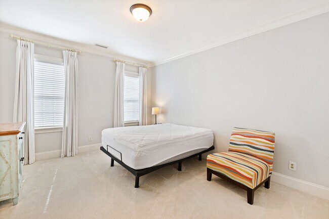 Building Photo - Elegant 5 bedroom home in Bedford!
