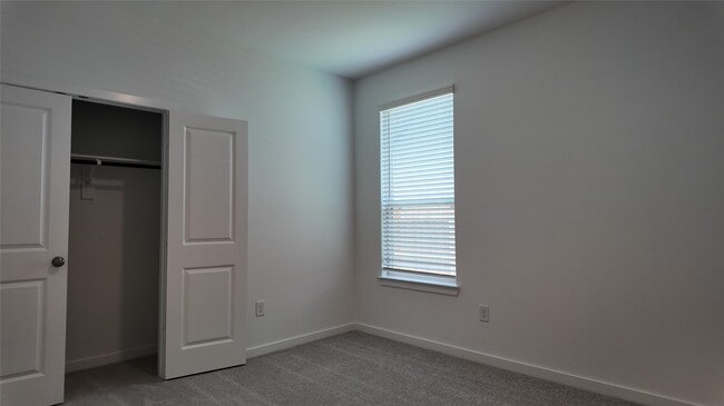 Building Photo - 15655 Maple