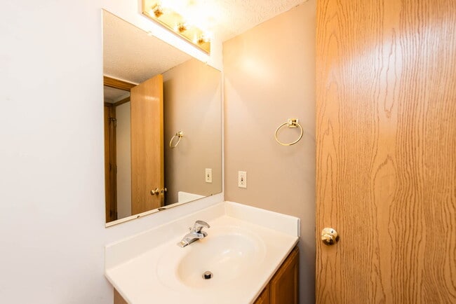 Building Photo - 1032 Pebble Brook Dr