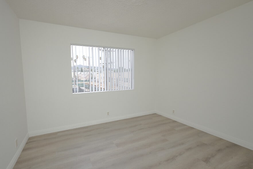 Building Photo - 1406 N Serrano Ave