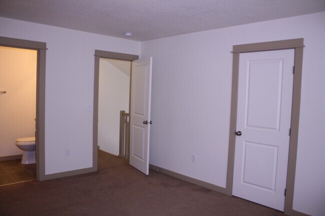 Building Photo - 1020 S Olympia Pl