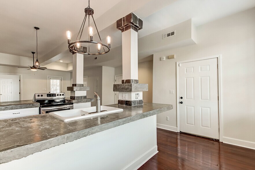 Building Photo - 303 W Henry St