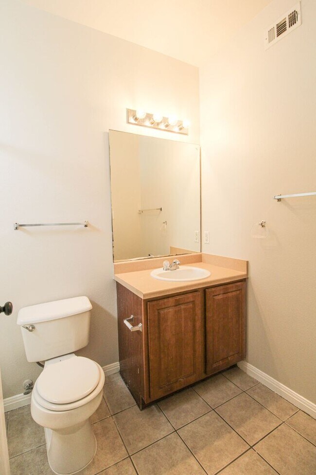 Building Photo - 530 Dukeway Dr