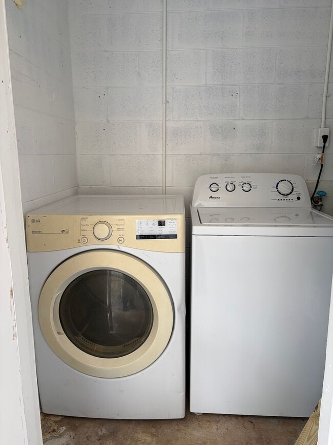 Building Photo - Newly Renovated 2 Bedroom Duplex in Maitland Available Now! Modern Finishes!