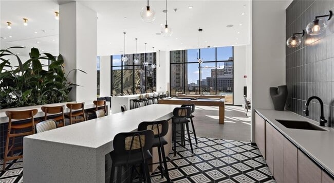 Building Photo - 811 Peachtree St NE