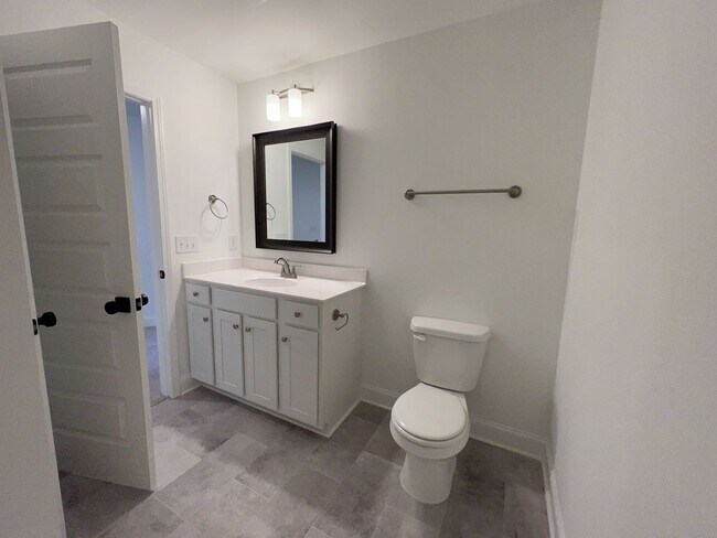 Building Photo - Spacious Townhome Located Minutes from Downtown Gallatin and Hendersonville!