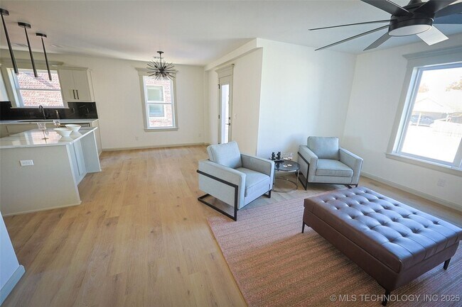 Building Photo - 112 W 2nd St