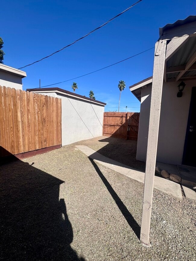 Building Photo - FOR RENT