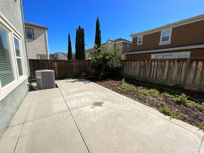 Building Photo - 546 W Campania Way