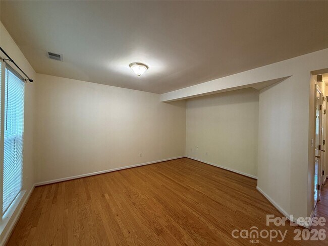 Building Photo - 9766 Blossom Hill Dr