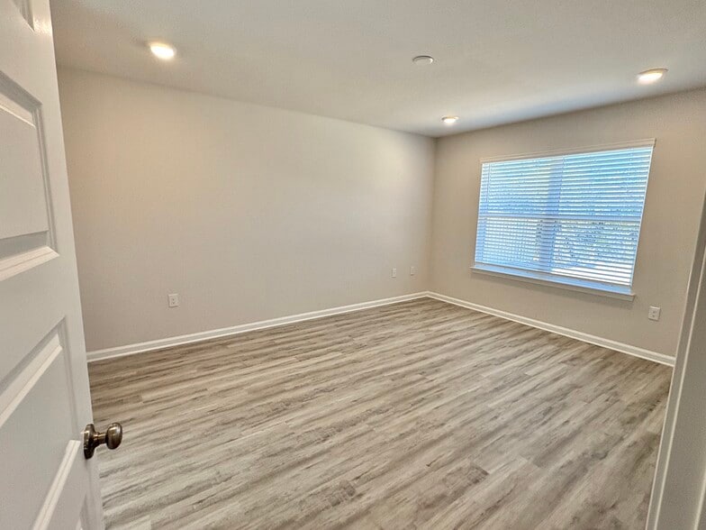 Building Photo - 293 Cades Ct