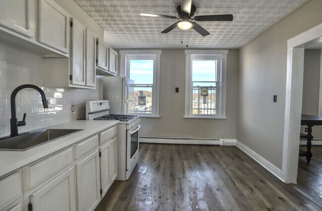 Building Photo - 743 Harrison Ave