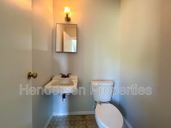 Building Photo - 908 Bilmark Ave