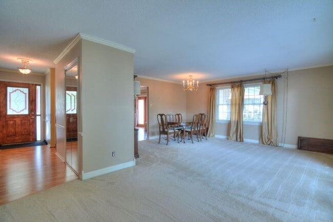 Building Photo - 3 bedroom / 2 bath ranch!