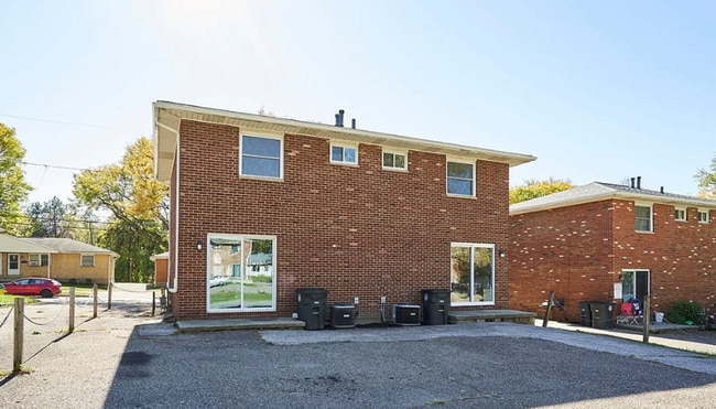 Building Photo - 923-925 Rosamond Ave