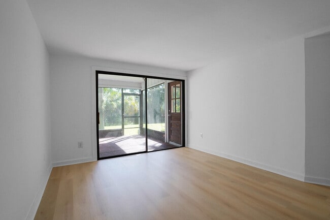 Building Photo - 100 Sparrow Dr