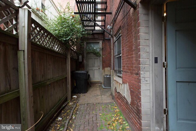 Building Photo - 526 Spruce St