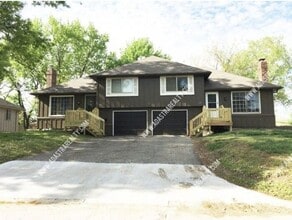 Building Photo - Beautiful Spacious Duplex in Paola-Available in MAY!!!