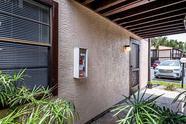 Building Photo - IDEAL CENTRAL LOCATION IN PORT CHARLOTTE