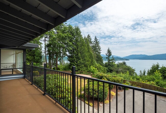 Building Photo - Elegant 4 bed home with Lake Sammamish Vie...