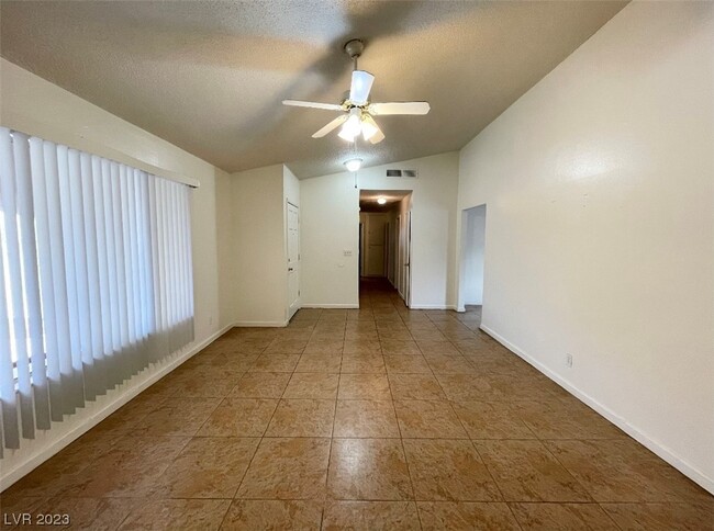 Building Photo - 6225 Vista Verde N