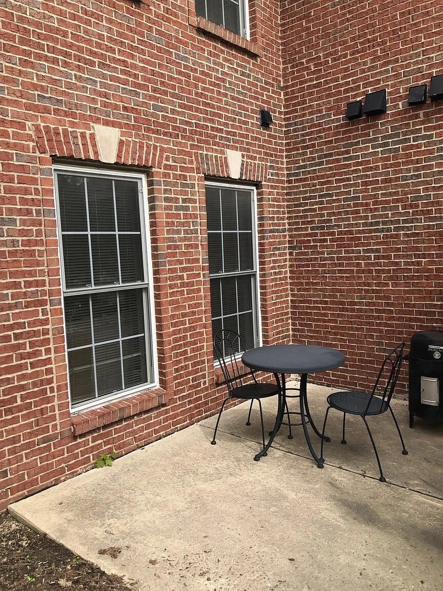 Building Photo - 5748 Hampshire Ln