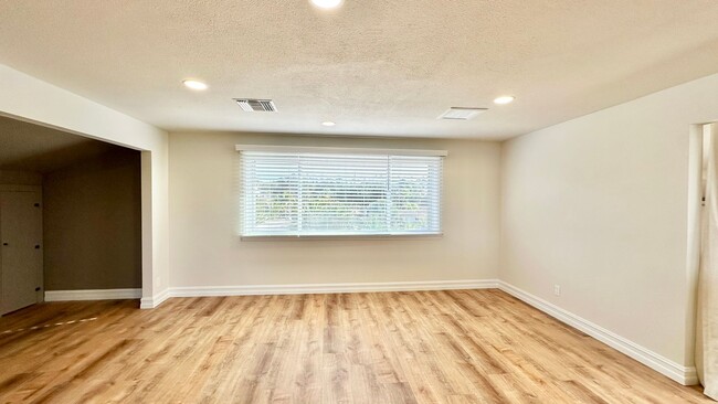 Building Photo - Beautiful Updated Studio Layout Guest Home...