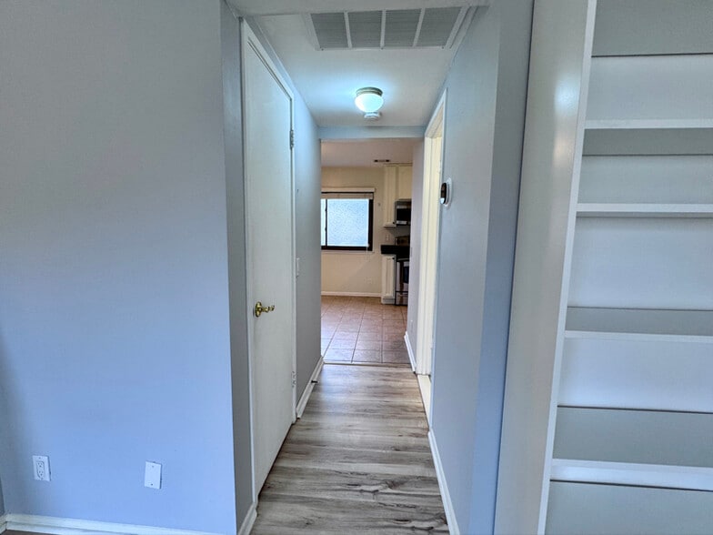 Building Photo - 2440 Glengyle Dr