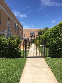 Building Photo - Studio