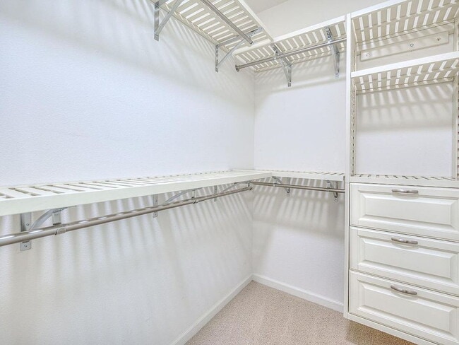 Building Photo - Clean and Spacious 3 Bedroom 2.5 Bathroom Home
