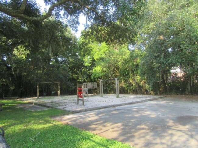 Building Photo - 415 Parkdale Dr