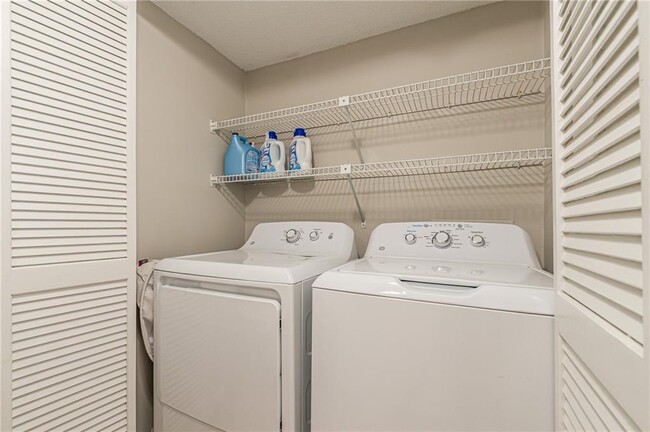 Building Photo - 448 McGill Pl NE