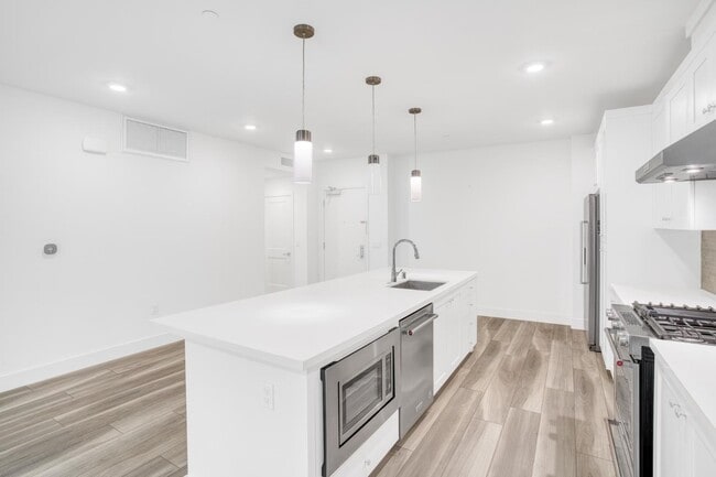 Building Photo - 3578 Rambla Pl