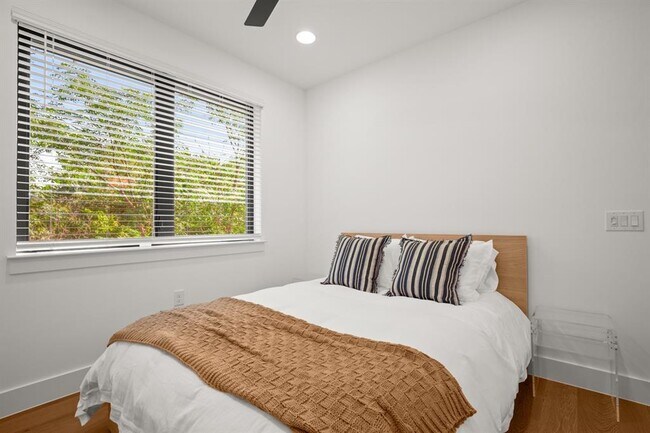 Building Photo - 1006 Winsted Ln